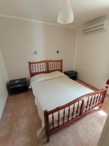 Tempat tidur dalam kamar di villa bana