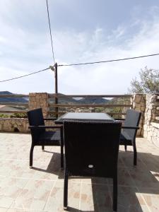 un tavolo e sedie su un patio con vista di villa bana a Patrimonio