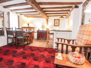 Tudor Cottage في ساندويتش: مطبخ وغرفة معيشة مع طاولة وكراسي +15 صورة