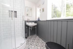 Tudor Cottage في ساندويتش: حمام مع مرحاض ومغسلة وحوض استحمام