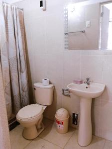 a bathroom with a toilet and a sink at Habitación en la playa in Tumbes