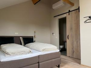 Een bed of bedden in een kamer bij De Hoogstam