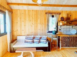 uma sala de estar com um sofá e uma cozinha em kartalia wooden studios em Porto Koufo