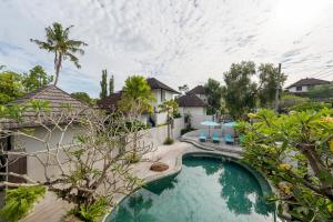 uma imagem de uma villa com piscina em Ecozy Dijiwa Canggu em Canggu