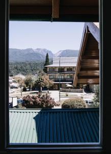 une vue depuis une fenêtre d'un bâtiment dans l'établissement Hotel Aires Patagónicos, à El Bolsón