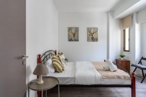 Postel nebo postele na pokoji v ubytování Eleni’s 1-BR Apt in Larnaca Center