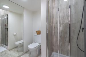 Koupelna v ubytování Eleni’s 1-BR Apt in Larnaca Center + 8 fotografií