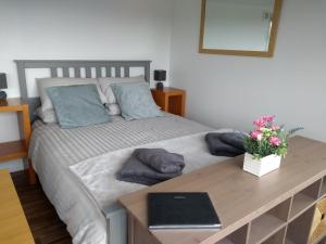 Voodi või voodid majutusasutuse Cleeves Cabins Arran Lodge with hot tub luxury toas
