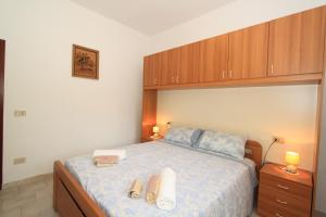 1 dormitorio con 1 cama con 2 toallas en Borso D'Este 4, en Lido di Pomposa