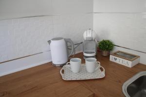 een keuken met twee koffiekopjes op een aanrecht bij Apartamento “CALMA” in Tarifa