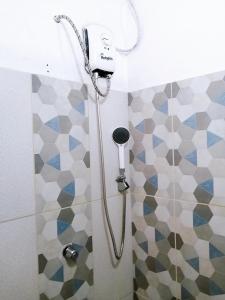 a shower with a blow dryer in a bathroom at Vista Palmeras in Zorritos