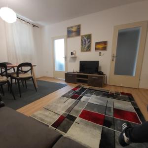 Televízia a/alebo spoločenská miestnosť v ubytovaní BP APARTMAN