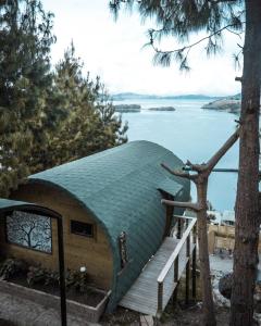 Casa en la cúpula con terraza y vistas al agua en Costa Azul Ecolodge, en Aquitania