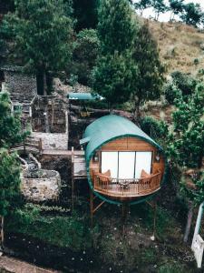 um gazebo com uma tenda num quintal em Costa Azul Ecolodge em Aquitânia