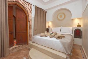 1 dormitorio con 1 cama con toallas en Riad Venezia, en Marrakech