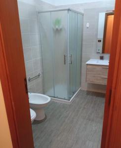 uma casa de banho com um chuveiro, um WC e um lavatório. em SoleLuna 319 em Reggio di Calabria
