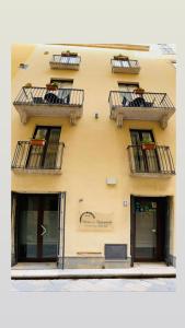 un edificio con balcones en un lateral en Porta delle Botteghelle, en Trapani