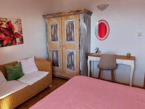 - une chambre avec un canapé, une table et un bureau dans l'établissement Boutique Home Saltaragazza, à Petrovac na Moru