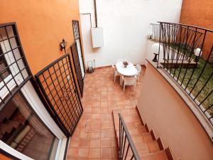 - une vue sur un escalier dans un bâtiment avec une table dans l'établissement Renella 92, à Rome