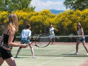 a group of people playing tennis on a tennis court at La Roque d'Anthéron - Mobile-home - 6 pers - 3 ch - Piscine in La Roque-dʼAnthéron