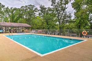 Πισίνα στο ή κοντά στο Reeds Spring Retreat with Lakeview Deck and Grill