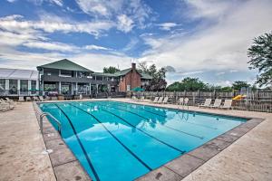 Swimming pool sa o malapit sa Sun-Filled Condo with Smith Mountain Lake Views