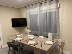 a dining room table with plates and wine glasses at Casa Melodía in Calahorra