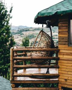 um baloiço num alpendre de uma casa em Costa Azul Ecolodge em Aquitânia