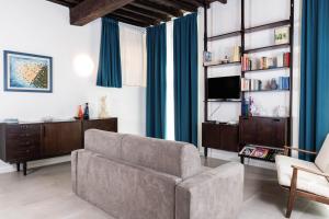 - un salon avec un canapé et une télévision dans l'établissement Renella 92, à Rome