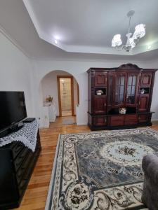 - un salon avec un canapé et une télévision dans l'établissement Apartament Ada, à Gura Humorului