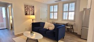 a living room with a blue couch and a table at Hotel Phillips in Bartlesville