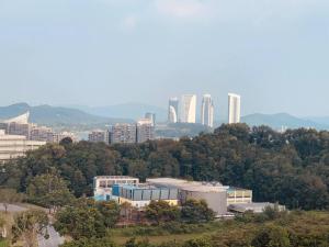 uno skyline della città con edifici alti in lontananza di Couple Red Relaxing Gateway Holiday 10 a Cyberjaya