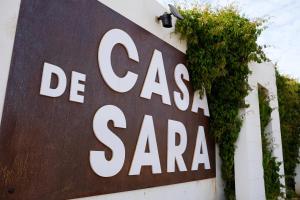 um sinal para um restaurante casa saena em Casa de Sara em Villa de Juárez