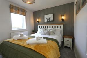 um quarto com uma cama com toalhas em The Swift em Whitchurch