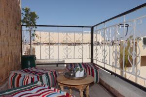 un balcon avec deux chaises et une table sur un balcon dans l'établissement Riad Venezia, à Marrakech 52 autres photos