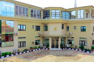 a large yellow building with a courtyard at TD RESIDENCE INN in Ijebu Ode