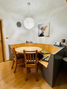 comedor con mesa y sillas en Haus Lechbruck, en Lechbruck