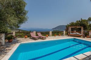 a swimming pool with a view of the mountains at Villa Mystique in Evretí