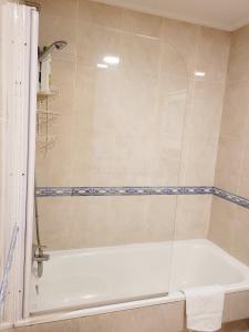 A bathroom at Piso con garaje en la entrada del camino portugués Még 19 kép