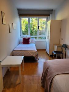 A bed or beds in a room at Piso con garaje en la entrada del camino portugués