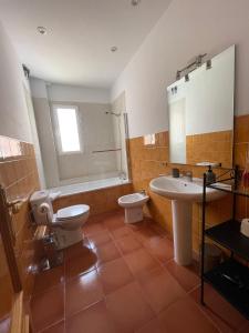 y baño con aseo y lavamanos. en CUENCALOFT SAN FRANCISCO Nº4, en Cuenca