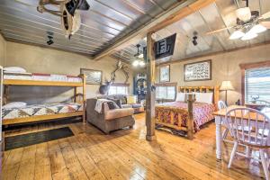 เตียงสองชั้นในห้องที่ Renovated Bunkhouse on 12-Acre Horse Farm!