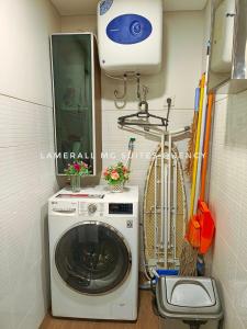 een wasmachine en droger in een kleine kamer bij Lamerall MG Suites Quency in Semarang