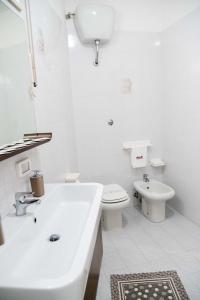 A bathroom at B&B Il Nido sui Trulli