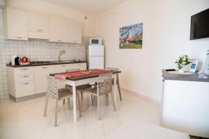A kitchen or kitchenette at B&B Il Nido sui Trulli