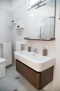 アルベロベッロにあるB&B Il Nido sui Trulliのバスルーム(白い洗面台、鏡付)