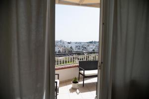 A balcony or terrace at B&B Il Nido sui Trulli
