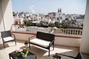 A balcony or terrace at B&B Il Nido sui Trulli