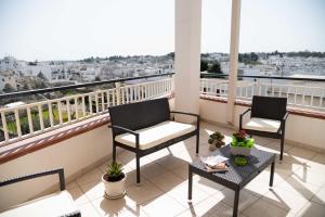 A balcony or terrace at B&B Il Nido sui Trulli