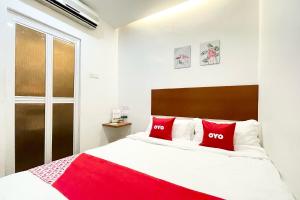 Een bed of bedden in een kamer bij OYO 90334 Mawlaya Hotel